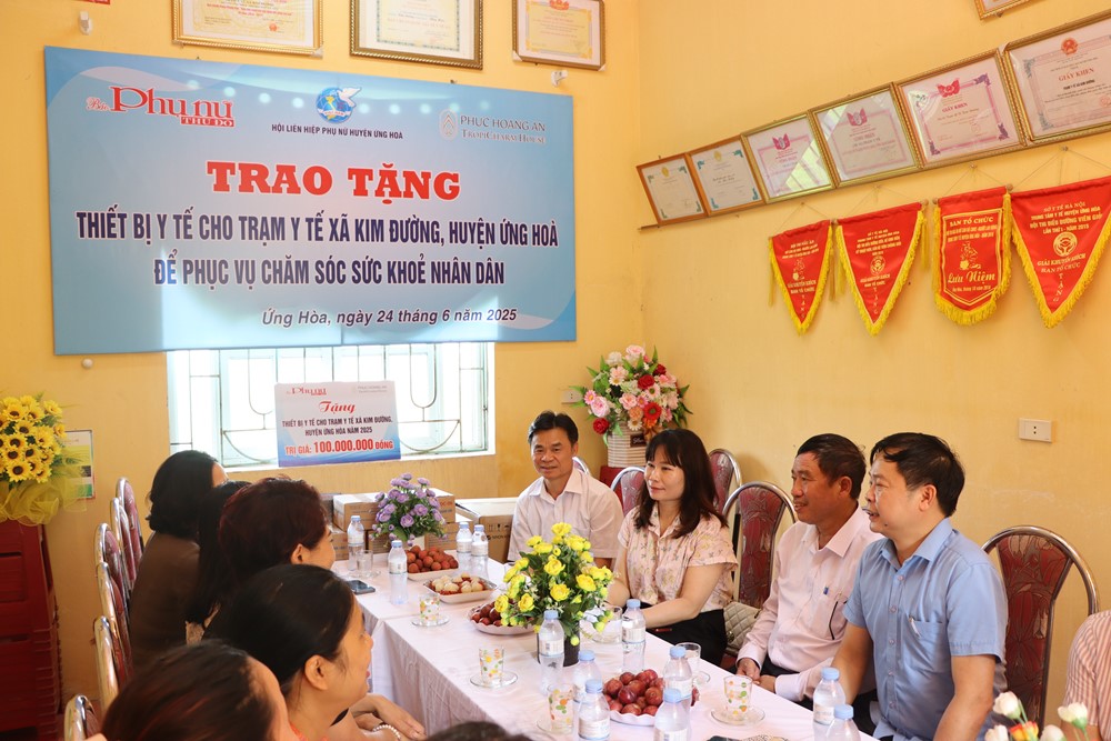 Báo Phụ nữ Thủ đô trao tặng thiết bị trị giá 100 triệu đồng cho Trạm y tế xã Kim Đường, huyện Ứng Hòa - ảnh 5