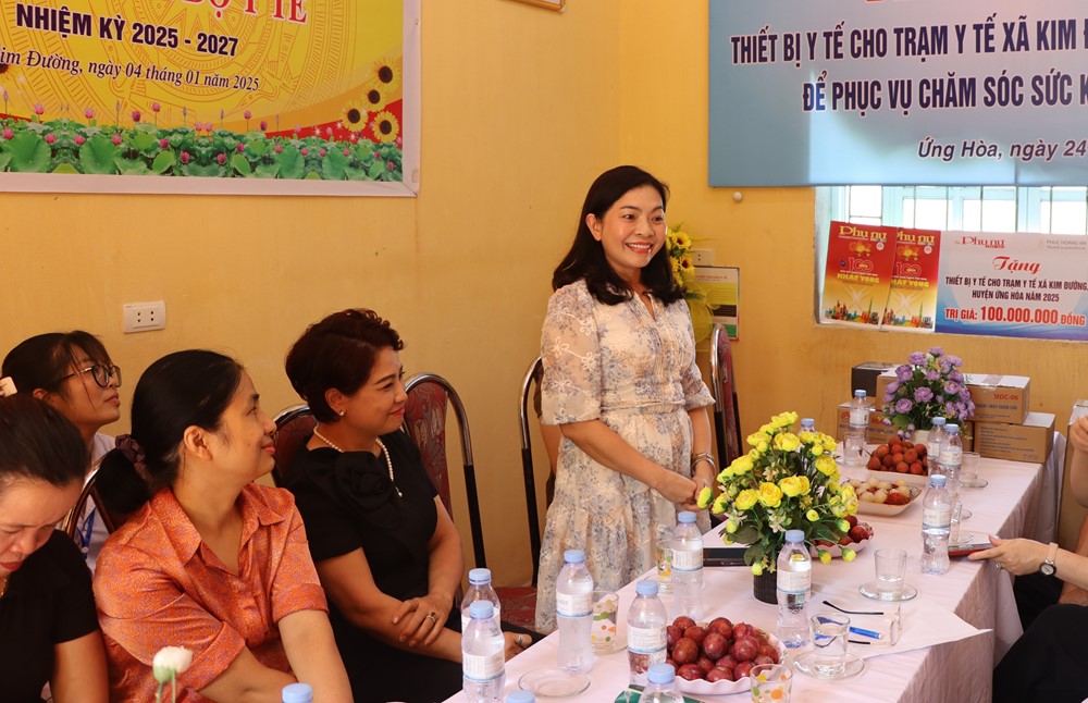 Báo Phụ nữ Thủ đô trao tặng thiết bị trị giá 100 triệu đồng cho Trạm y tế xã Kim Đường, huyện Ứng Hòa - ảnh 3