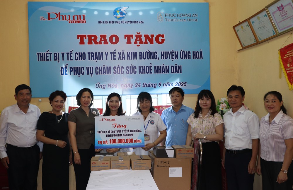 Báo Phụ nữ Thủ đô trao tặng thiết bị trị giá 100 triệu đồng cho Trạm y tế xã Kim Đường, huyện Ứng Hòa - ảnh 1