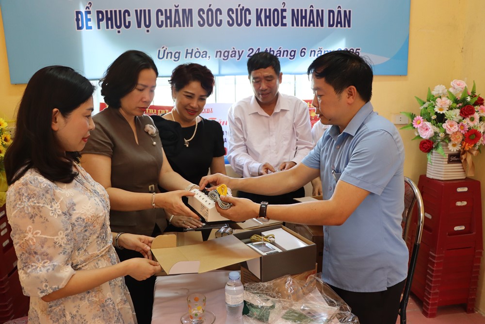 Báo Phụ nữ Thủ đô trao tặng thiết bị trị giá 100 triệu đồng cho Trạm y tế xã Kim Đường, huyện Ứng Hòa - ảnh 7