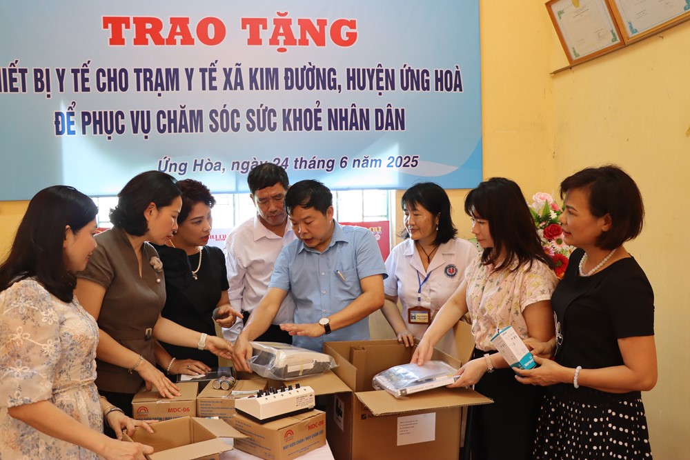 Báo Phụ nữ Thủ đô trao tặng thiết bị trị giá 100 triệu đồng cho Trạm y tế xã Kim Đường, huyện Ứng Hòa - ảnh 6
