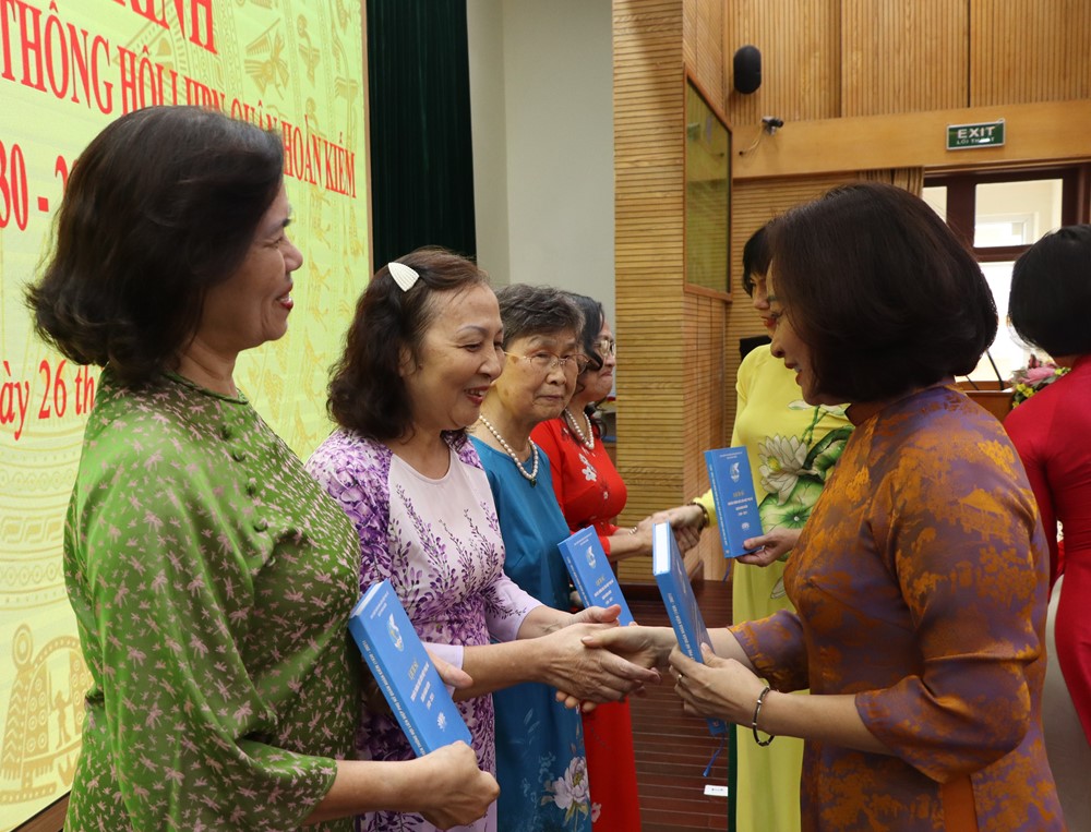 Hội LHPN quận Hoàn Kiếm: Ra mắt cuốn lịch sử truyền thống Hội LHPN quận Hoàn Kiếm (1930-2021) - ảnh 4