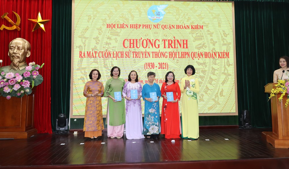 Hội LHPN quận Hoàn Kiếm: Ra mắt cuốn lịch sử truyền thống Hội LHPN quận Hoàn Kiếm (1930-2021) - ảnh 1