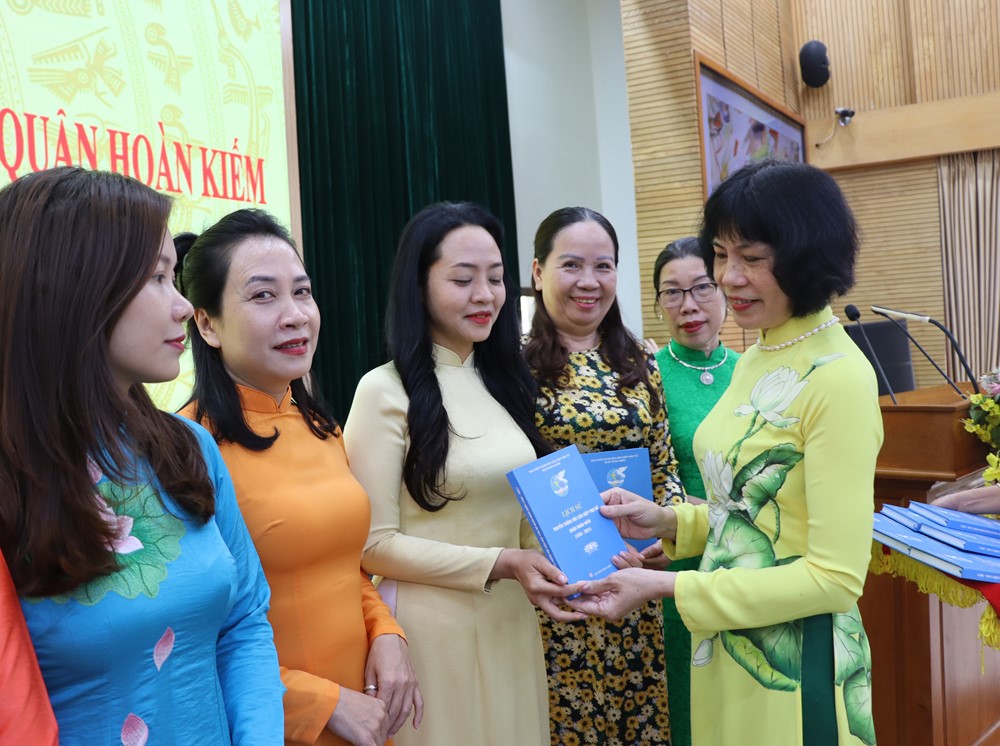 Hội LHPN quận Hoàn Kiếm: Ra mắt cuốn lịch sử truyền thống Hội LHPN quận Hoàn Kiếm (1930-2021) - ảnh 5