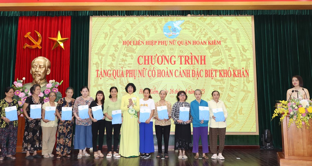 Hội LHPN quận Hoàn Kiếm: Ra mắt cuốn lịch sử truyền thống Hội LHPN quận Hoàn Kiếm (1930-2021) - ảnh 11