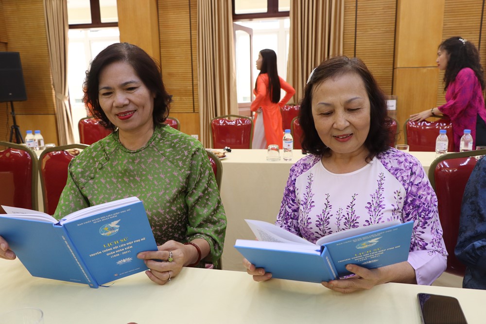 Hội LHPN quận Hoàn Kiếm: Ra mắt cuốn lịch sử truyền thống Hội LHPN quận Hoàn Kiếm (1930-2021) - ảnh 8