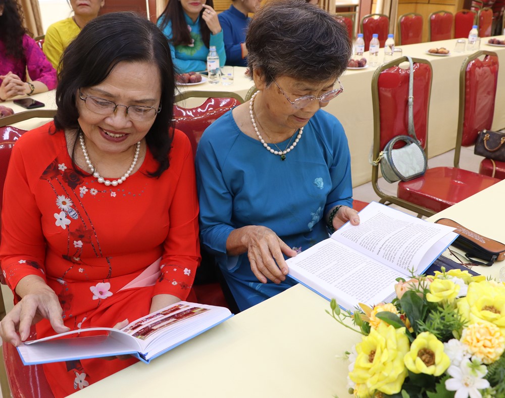 Hội LHPN quận Hoàn Kiếm: Ra mắt cuốn lịch sử truyền thống Hội LHPN quận Hoàn Kiếm (1930-2021) - ảnh 7