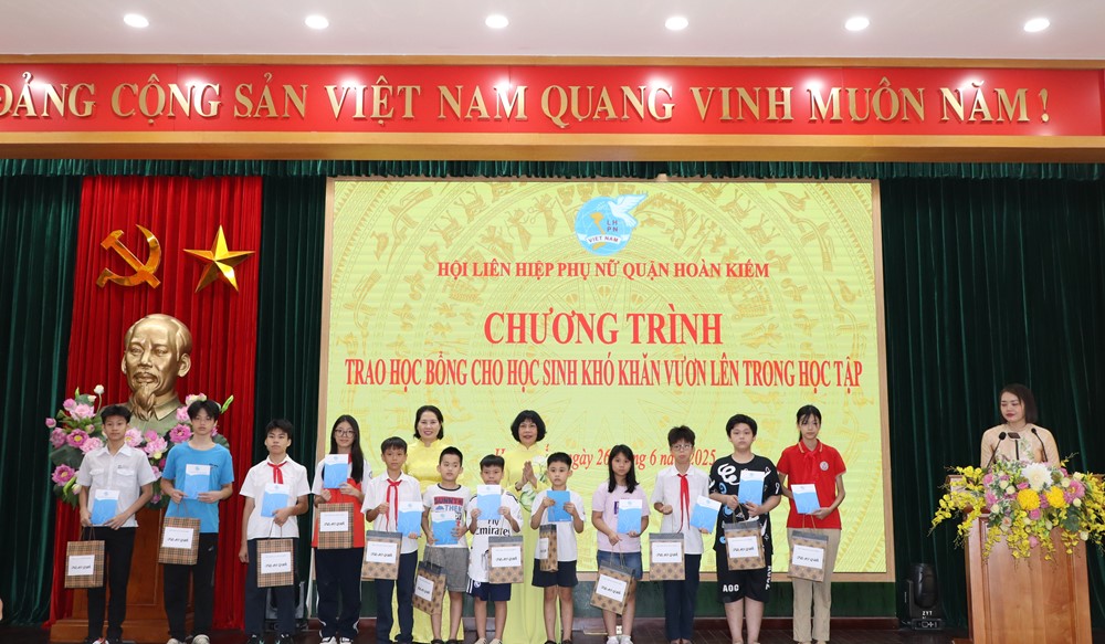 Hội LHPN quận Hoàn Kiếm: Ra mắt cuốn lịch sử truyền thống Hội LHPN quận Hoàn Kiếm (1930-2021) - ảnh 10