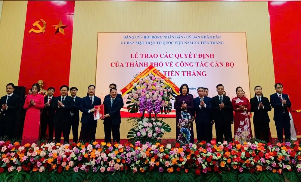 Chủ tịch Hội LHPN Hà Nội Lê Kim Anh trao quyết định thành lập 2 xã mới Tiến Thắng và Yên Lãng - ảnh 1