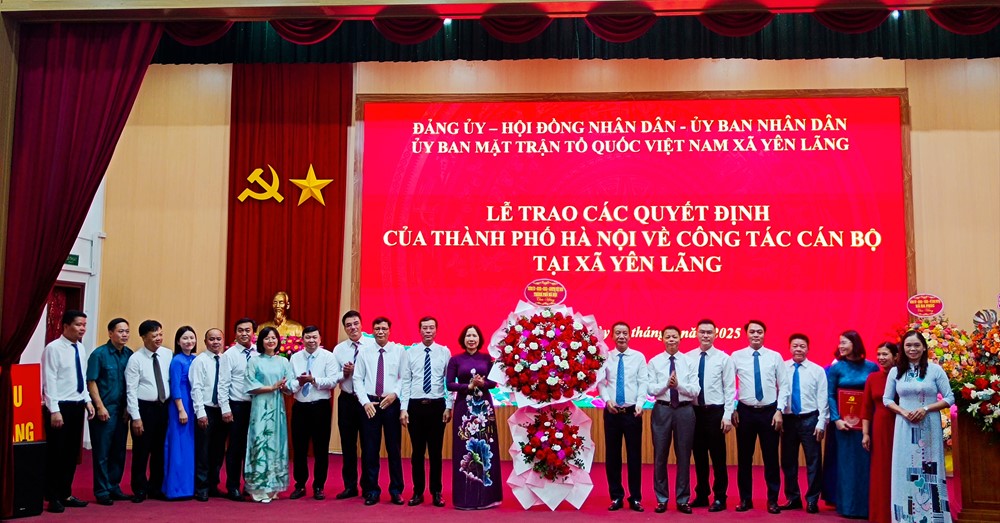 Chủ tịch Hội LHPN Hà Nội Lê Kim Anh trao quyết định thành lập 2 xã mới Tiến Thắng và Yên Lãng - ảnh 2
