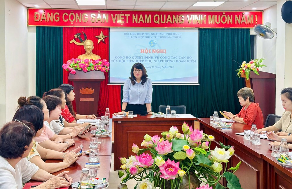 Hội LHPN phường Hoàn Kiếm: Công bố các quyết định về công tác tổ chức và cán bộ Hội - ảnh 1
