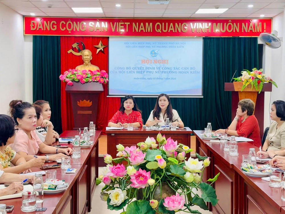 Hội LHPN phường Hoàn Kiếm: Công bố các quyết định về công tác tổ chức và cán bộ Hội - ảnh 2