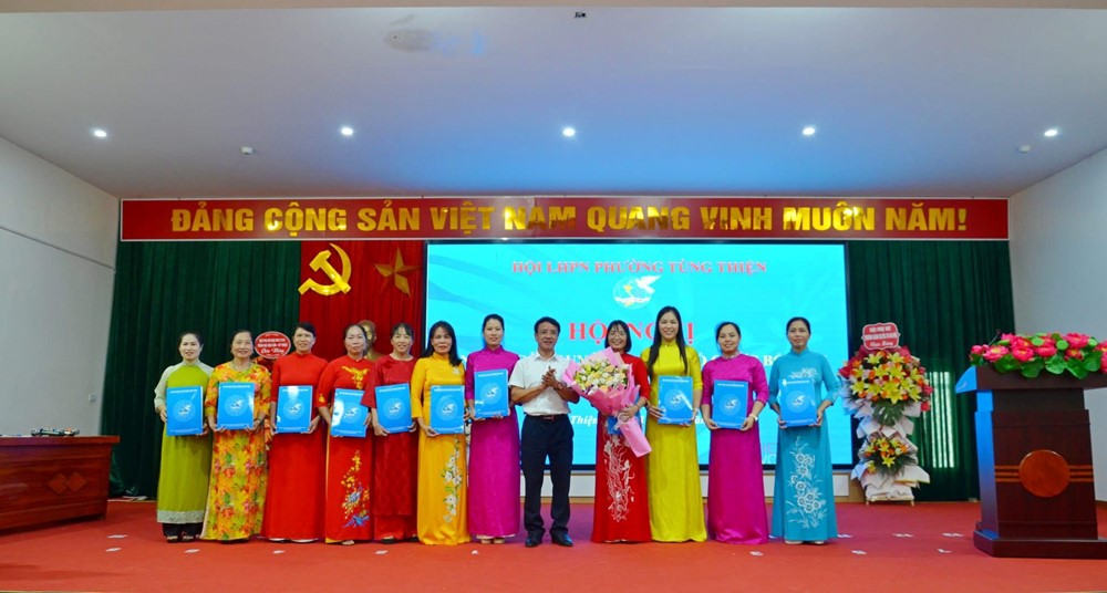 Hội LHPN phường Tùng Thiện công bố công tác tổ chức và cán bộ Hội, nhiệm kỳ 2021- 2026 - ảnh 1