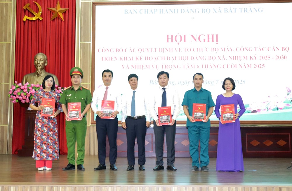 Xã Bát Tràng công bố các quyết định về tổ chức bộ máy và nhân sự - ảnh 1
