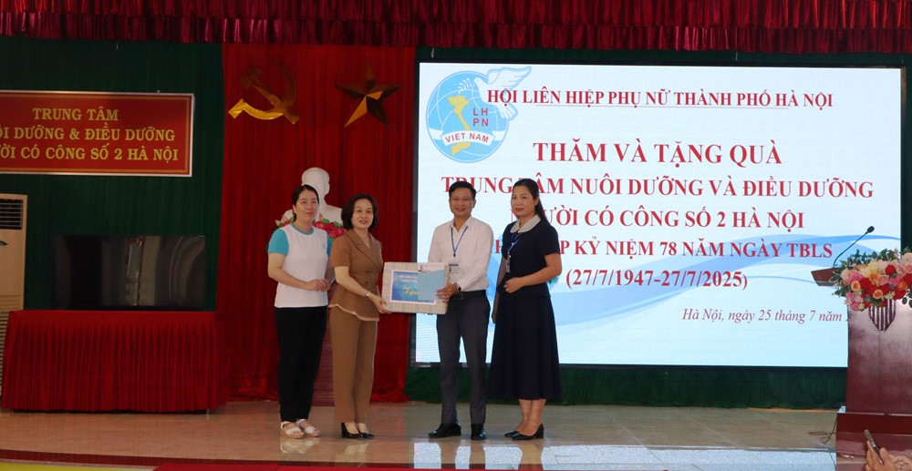 Hội LHPN Hà Nội thăm, tặng quà mẹ, vợ liệt sĩ và người có công nhân dịp 27/7 - ảnh 1