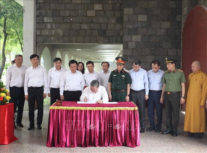 Tổng Bí thư Tô Lâm dâng hương tưởng niệm các Anh hùng, Liệt sĩ tại Điện Biên - ảnh 6