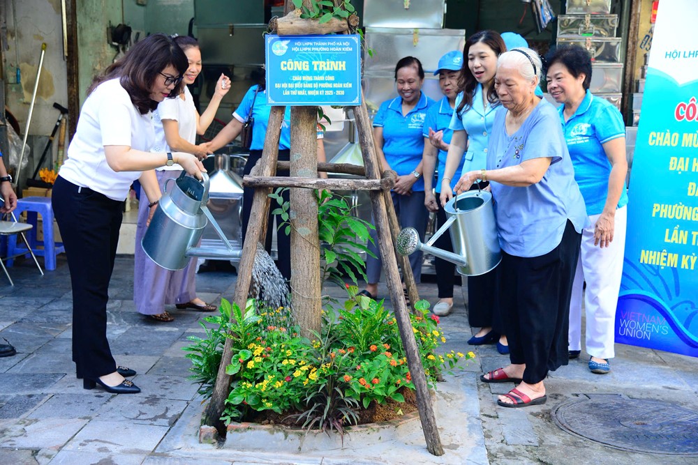 Hội LHPN phường Hoàn Kiếm ra quân tổng vệ sinh môi trường, nghiệm thu 2 công trình cây xanh - ảnh 2