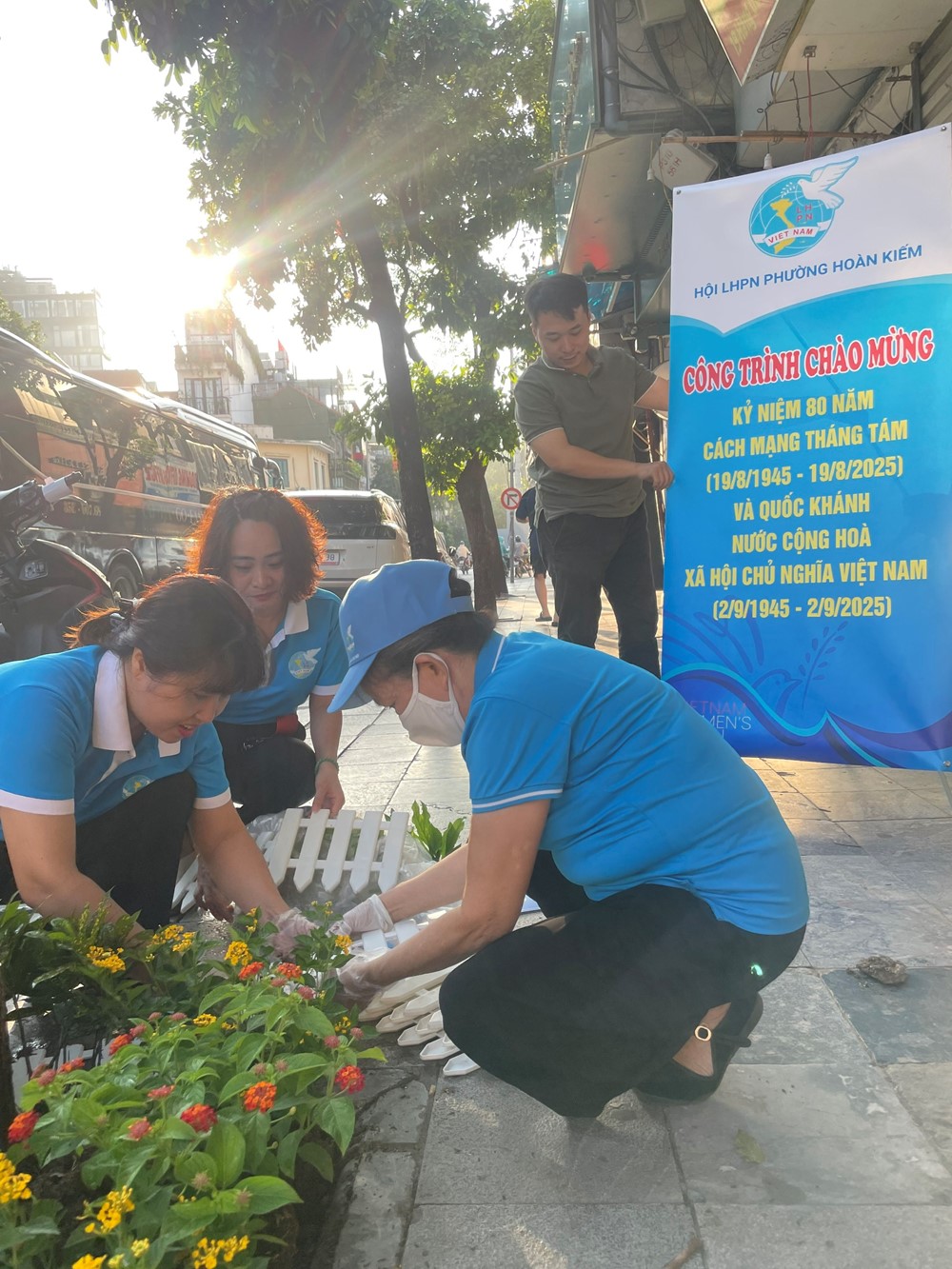 Hội LHPN phường Hoàn Kiếm ra quân tổng vệ sinh môi trường, nghiệm thu 2 công trình cây xanh - ảnh 4