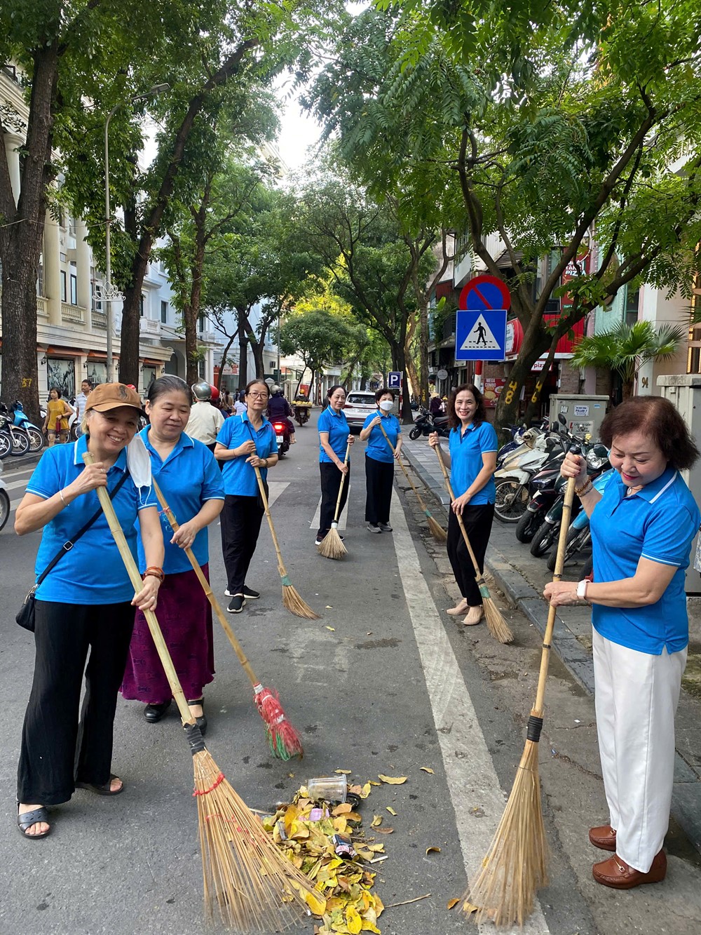 Hội LHPN phường Hoàn Kiếm ra quân tổng vệ sinh môi trường, nghiệm thu 2 công trình cây xanh - ảnh 6