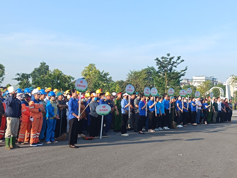 Phường Việt Hưng ra quân tổng vệ sinh môi trường - ảnh 1