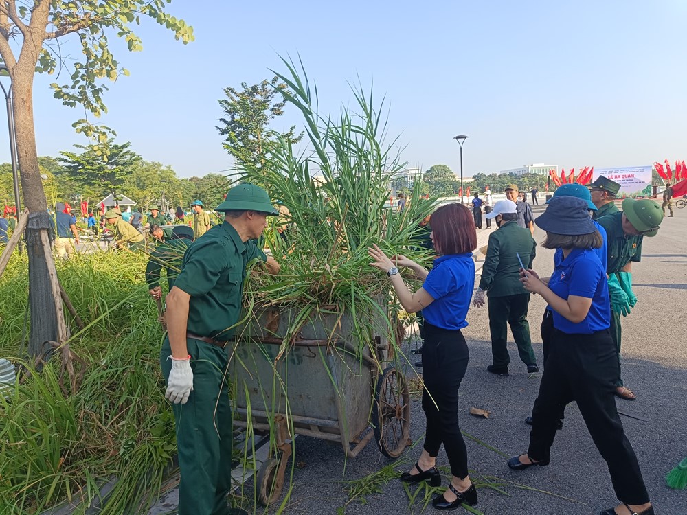 Phường Việt Hưng ra quân tổng vệ sinh môi trường - ảnh 12