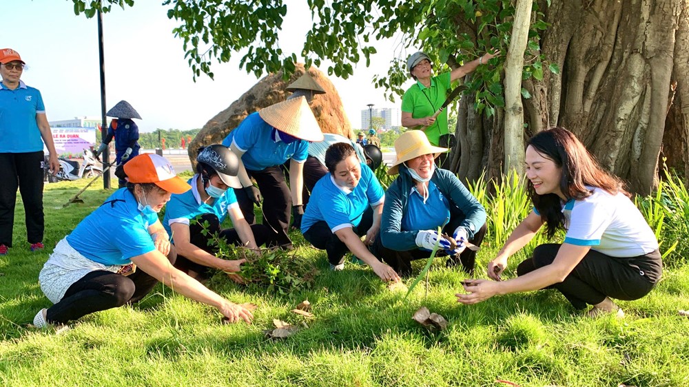 Phường Việt Hưng ra quân tổng vệ sinh môi trường - ảnh 4