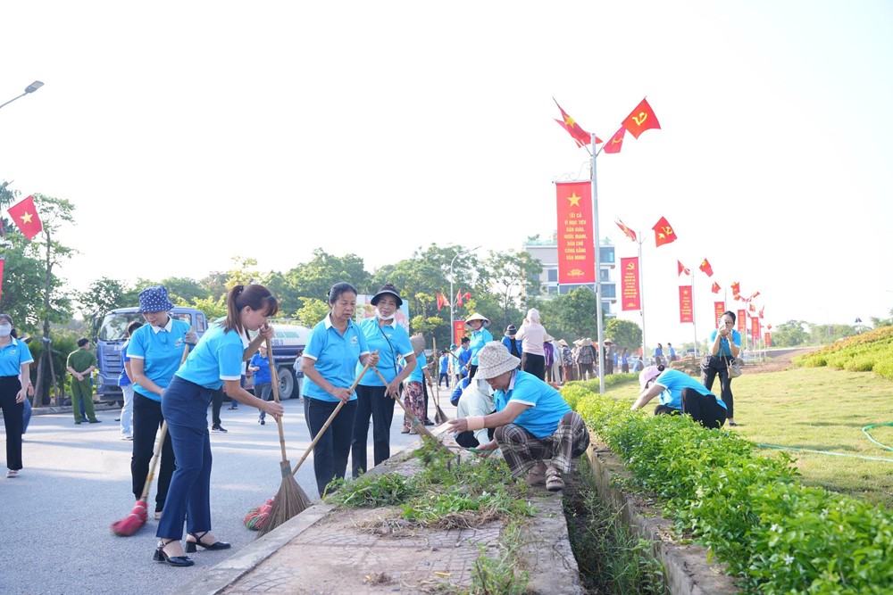 Xã Phù Đổng ra quân tổng vệ sinh môi trường, lan tỏa mạnh mẽ thông điệp Hà Nội “Sáng - Xanh - Sạch - Đẹp” - ảnh 7