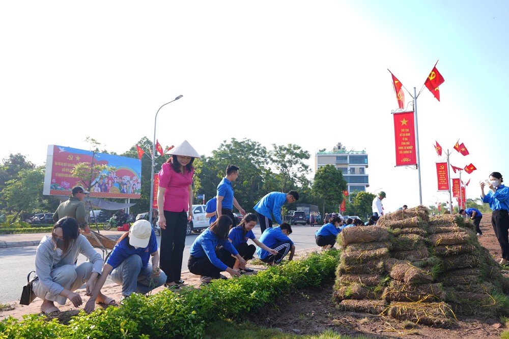 Xã Phù Đổng ra quân tổng vệ sinh môi trường, lan tỏa mạnh mẽ thông điệp Hà Nội “Sáng - Xanh - Sạch - Đẹp” - ảnh 10