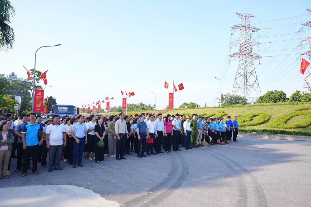Xã Phù Đổng ra quân tổng vệ sinh môi trường, lan tỏa mạnh mẽ thông điệp Hà Nội “Sáng - Xanh - Sạch - Đẹp” - ảnh 3