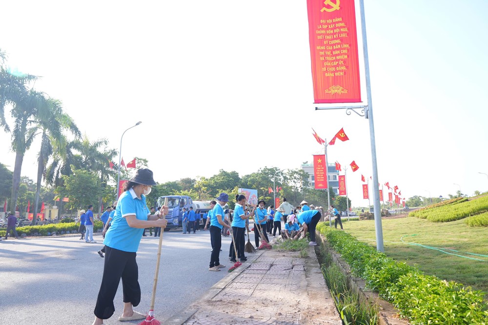 Xã Phù Đổng ra quân tổng vệ sinh môi trường, lan tỏa mạnh mẽ thông điệp Hà Nội “Sáng - Xanh - Sạch - Đẹp” - ảnh 8