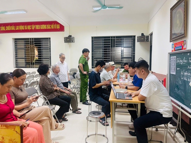 Xã Phù Đổng thực hiện Chiến dịch 45 ngày đêm ra quân hỗ trợ hoạt động chuyển đổi số - ảnh 1