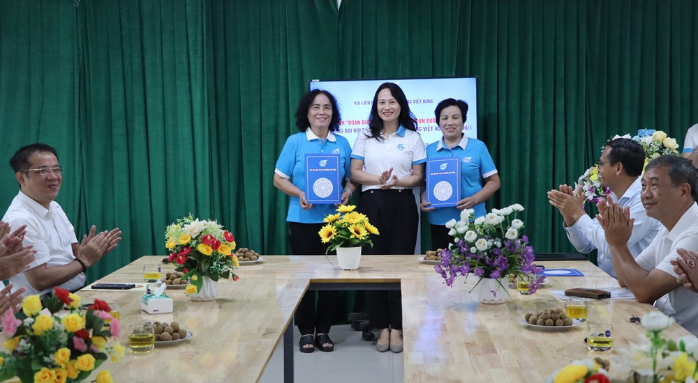 Hội LHPN phường Việt Hưng ra mắt 2 mô hình đoạn đường bích họa, cờ hoa chào mừng Đại hội - ảnh 1