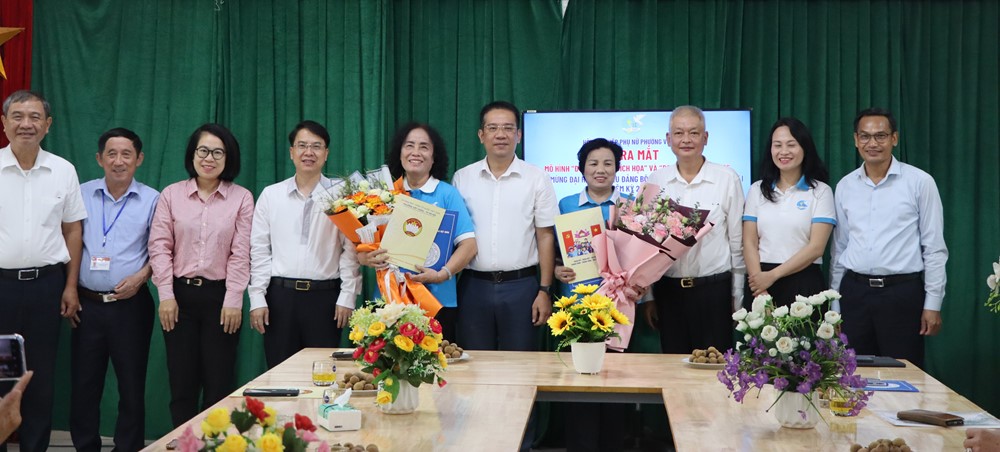 Hội LHPN phường Việt Hưng ra mắt 2 mô hình đoạn đường bích họa, cờ hoa chào mừng Đại hội - ảnh 2