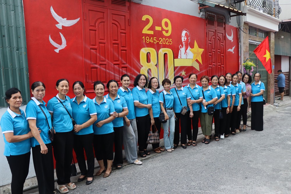 Hội LHPN phường Việt Hưng ra mắt 2 mô hình đoạn đường bích họa, cờ hoa chào mừng Đại hội - ảnh 10