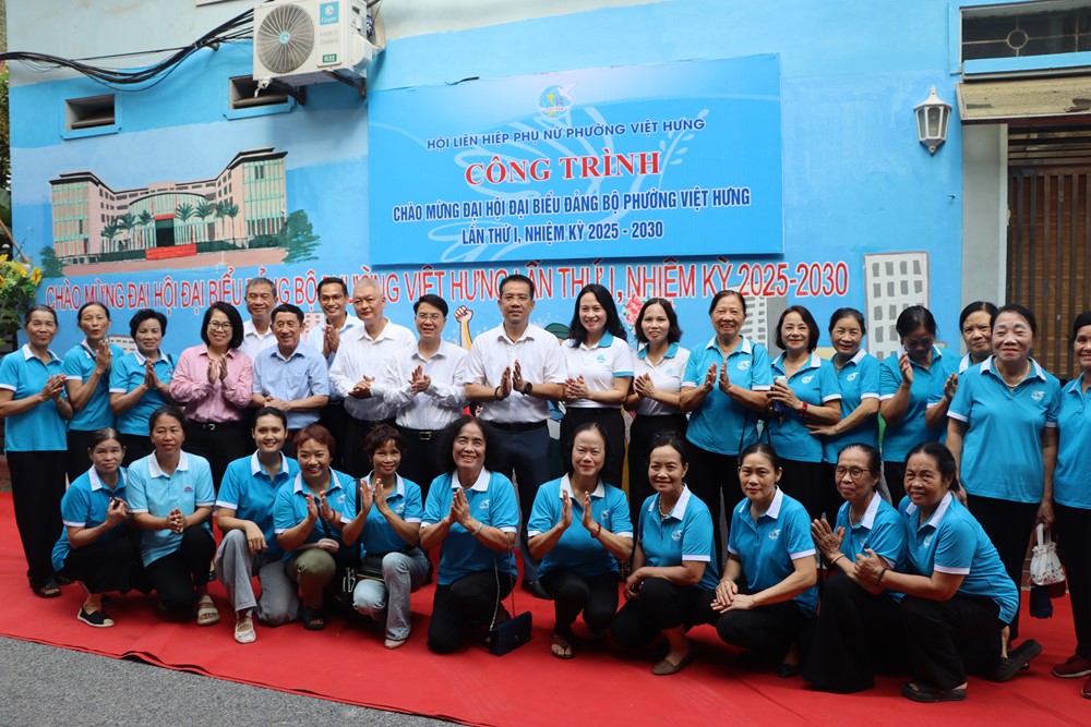 Hội LHPN phường Việt Hưng ra mắt 2 mô hình đoạn đường bích họa, cờ hoa chào mừng Đại hội - ảnh 11