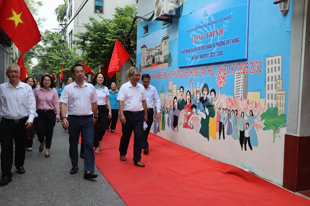 Hội LHPN phường Việt Hưng ra mắt 2 mô hình đoạn đường bích họa, cờ hoa chào mừng Đại hội - ảnh 7