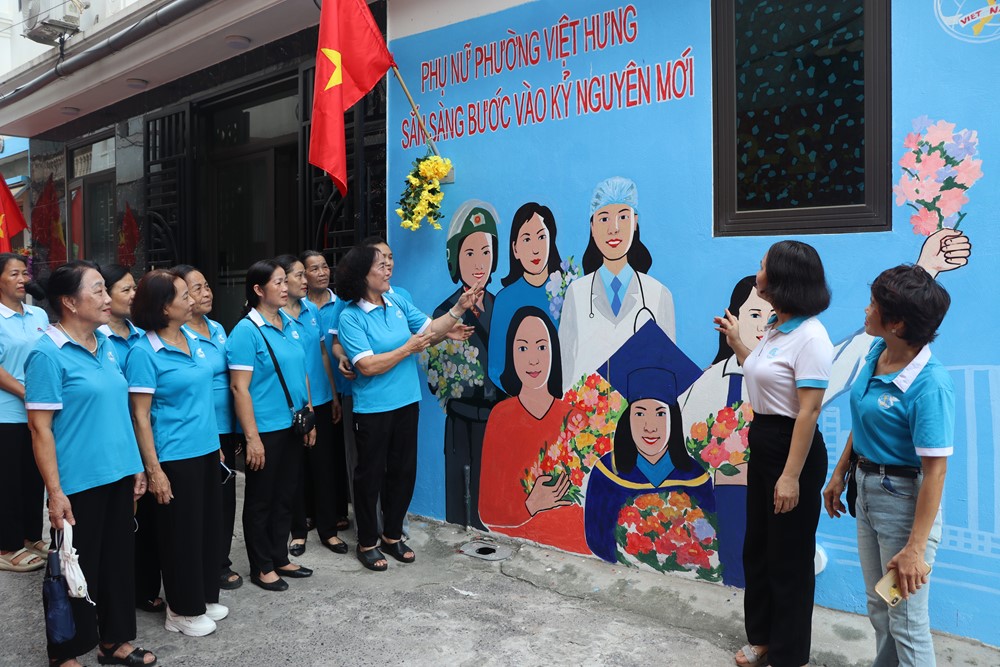 Hội LHPN phường Việt Hưng ra mắt 2 mô hình đoạn đường bích họa, cờ hoa chào mừng Đại hội - ảnh 8