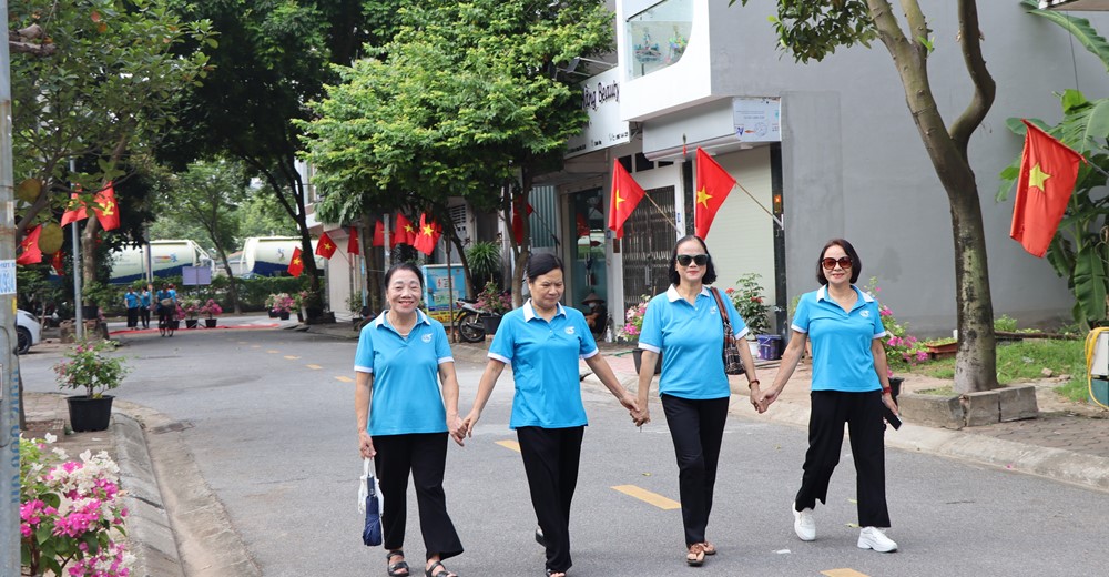 Hội LHPN phường Việt Hưng ra mắt 2 mô hình đoạn đường bích họa, cờ hoa chào mừng Đại hội - ảnh 14