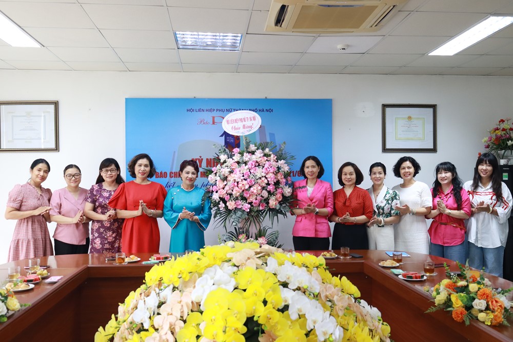 Lãnh đạo Ủy ban MTTQ Việt Nam TP, Hội LHPN Hà Nội thăm, chúc mừng báo Phụ nữ Thủ đô - ảnh 1