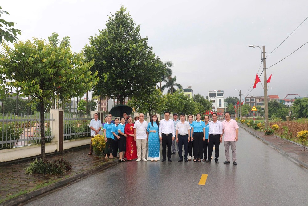 Hội LHPN xã Thuận An gắn biển công trình “Tuyến đường nở hoa kiểu mẫu” chào mừng Đại hội - ảnh 4