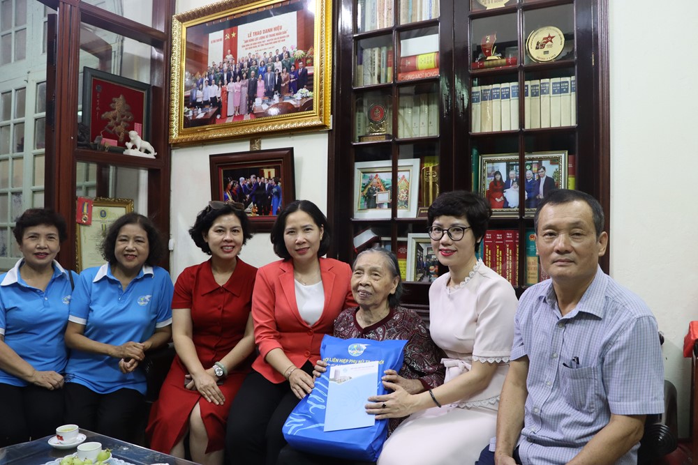  Lãnh đạo Hội LHPN Hà Nội thăm, tri ân Mẹ Việt Nam Anh hùng, nữ lão thành cách mạng - ảnh 4