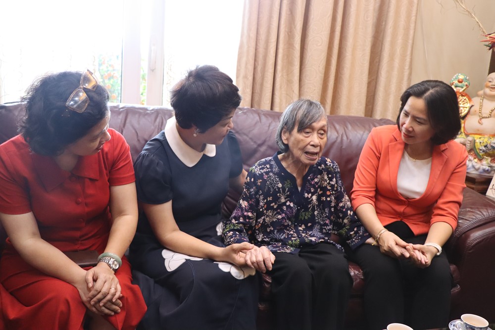  Lãnh đạo Hội LHPN Hà Nội thăm, tri ân Mẹ Việt Nam Anh hùng, nữ lão thành cách mạng - ảnh 7