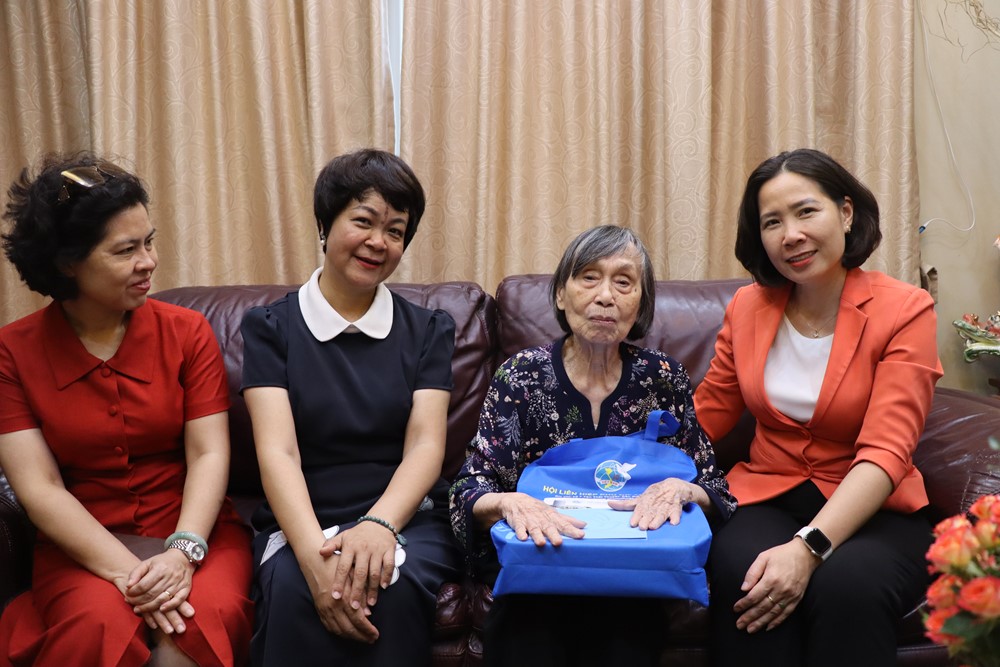  Lãnh đạo Hội LHPN Hà Nội thăm, tri ân Mẹ Việt Nam Anh hùng, nữ lão thành cách mạng - ảnh 6