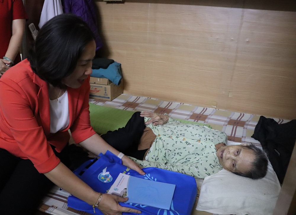  Lãnh đạo Hội LHPN Hà Nội thăm, tri ân Mẹ Việt Nam Anh hùng, nữ lão thành cách mạng - ảnh 2
