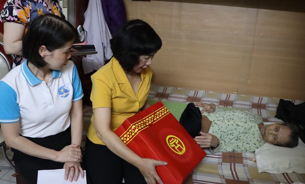  Lãnh đạo Hội LHPN Hà Nội thăm, tri ân Mẹ Việt Nam Anh hùng, nữ lão thành cách mạng - ảnh 3