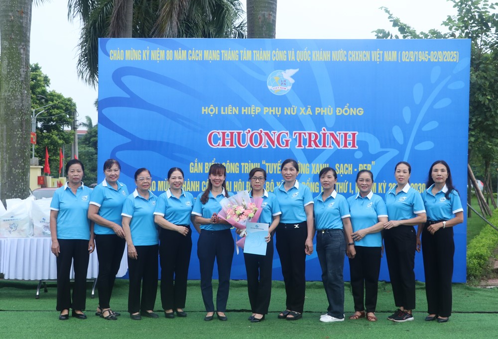 Hội LHPN xã Phù Đổng gắn biển công trình “Tuyến đường Xanh - Sạch - Đẹp”  chào mừng thành công Đại hội Đảng bộ xã - ảnh 7