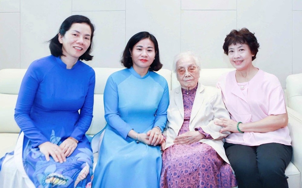 Chủ tịch Hội LHPN Việt Nam thăm hỏi nguyên Phó Chủ tịch nước Nguyễn Thị Bình - ảnh 1