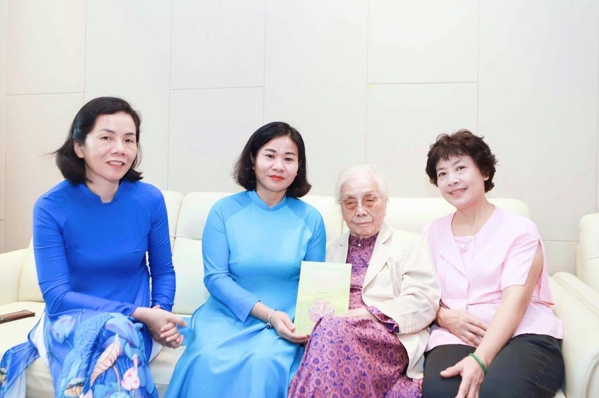 Chủ tịch Hội LHPN Việt Nam thăm hỏi nguyên Phó Chủ tịch nước Nguyễn Thị Bình - ảnh 2