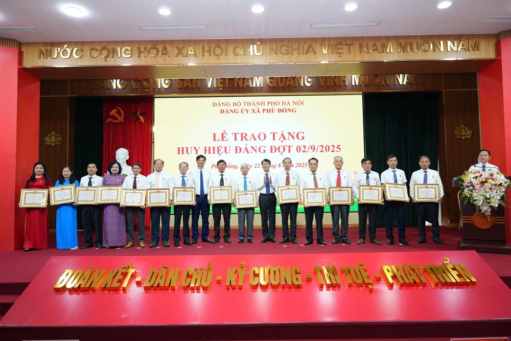 Đảng bộ xã Phù Đổng trao tặng Huy hiệu Đảng đợt 2/9/2025 cho đảng viên tiêu biểu - ảnh 4