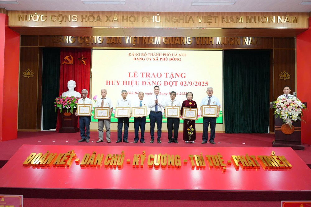 Đảng bộ xã Phù Đổng trao tặng Huy hiệu Đảng đợt 2/9/2025 cho đảng viên tiêu biểu - ảnh 3